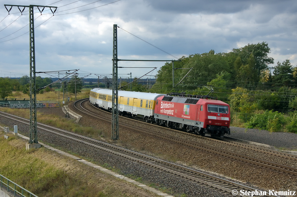 120 501-2 DB Systemtechnik Minden kam mit einem Messzug aus Richtung Wolfsburg nach Stendal gefahren. Dann schob sie den Messzug weiter in Richtung Wittenberge und legt sich hier in die Kurve in Wahrburg(Stendal). 03.10.2012