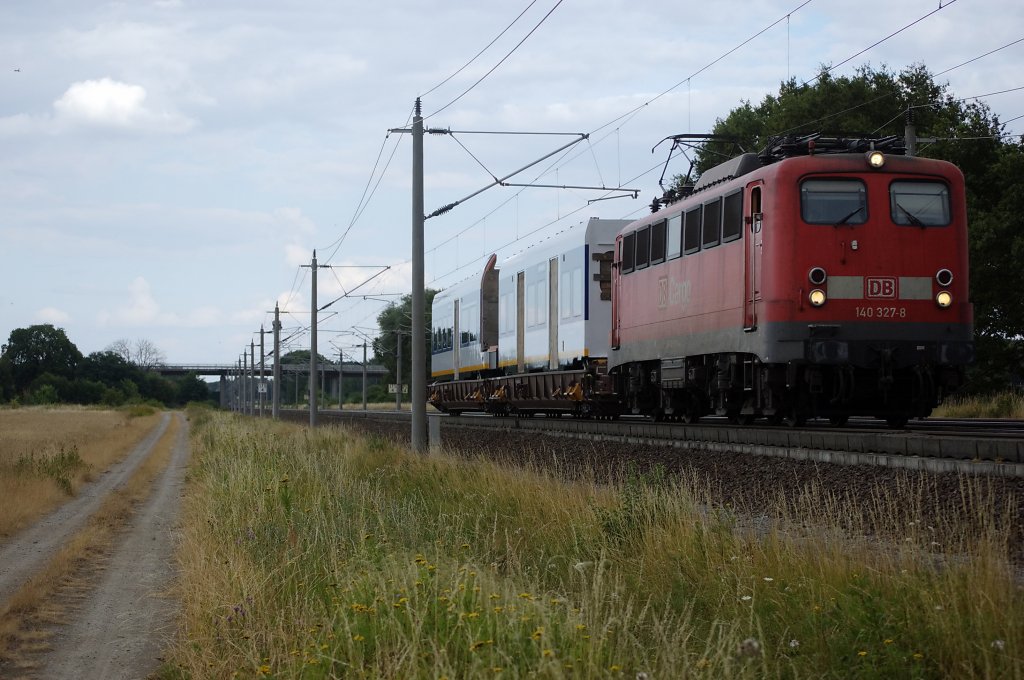 140 327-8 mit Zwischenteile f�r einen Triebzug zwischen Gro�wudicke und Rathenow in Richtung Stendal. 26.07.2010