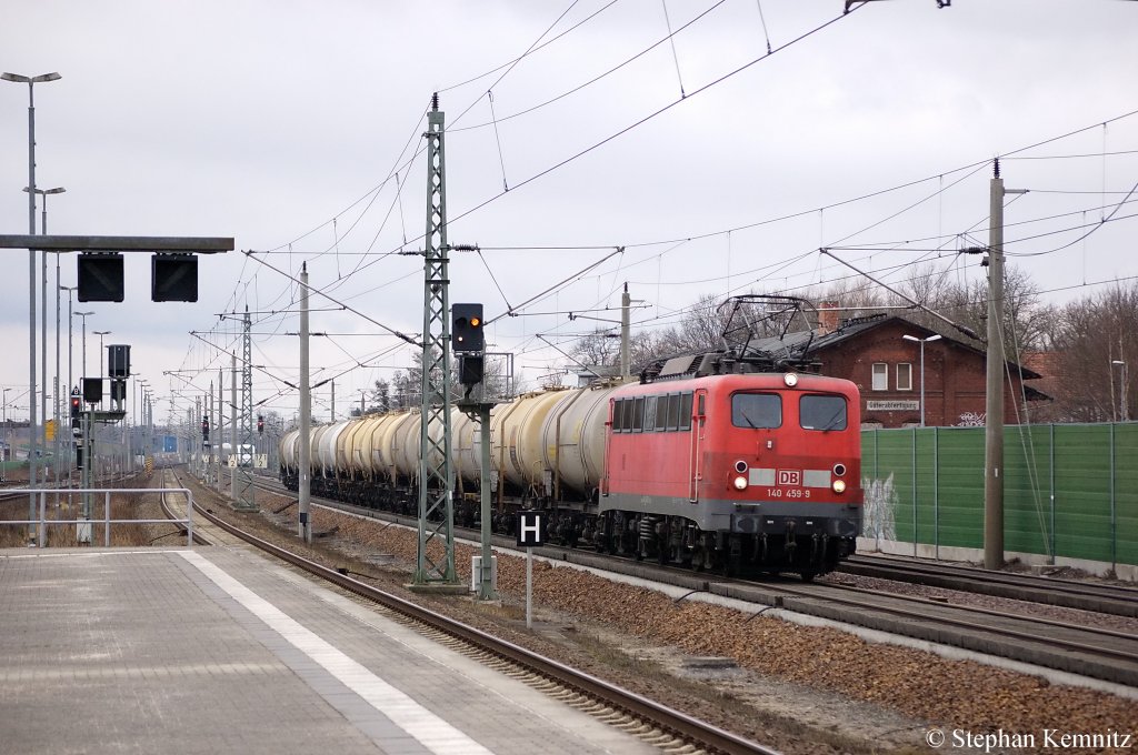 140 459-9 mit polnischen Kesselwagen, die mit Styrol, monomer, stabilisiert bef�llt sind, in Rathenow in Richtung Wustermark unterwegs. 18.03.2011