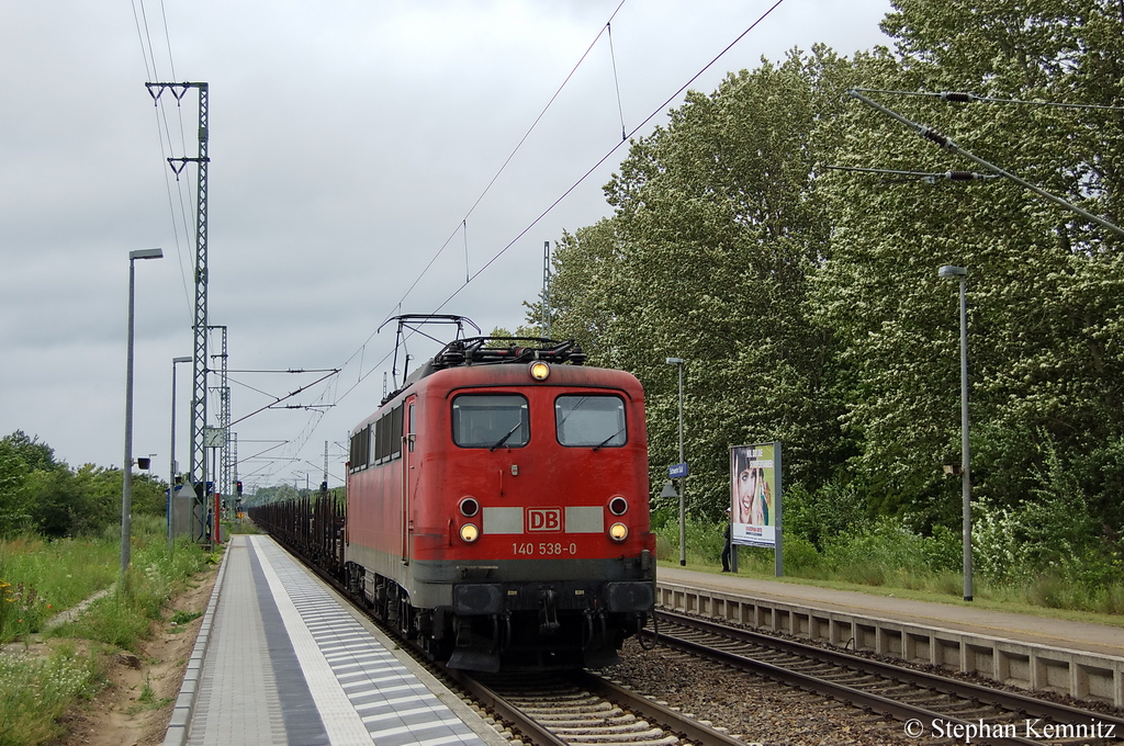 140 538-0 mit Flachwagen am Haltepunkt Schwerin S�d. 15.07.2011