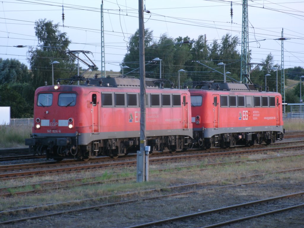 140 824-4 und 140 853-3 von der EGP Potsdam warteten,am 05.August 2013,in Bergen/R�gen auf Ausfahrt.