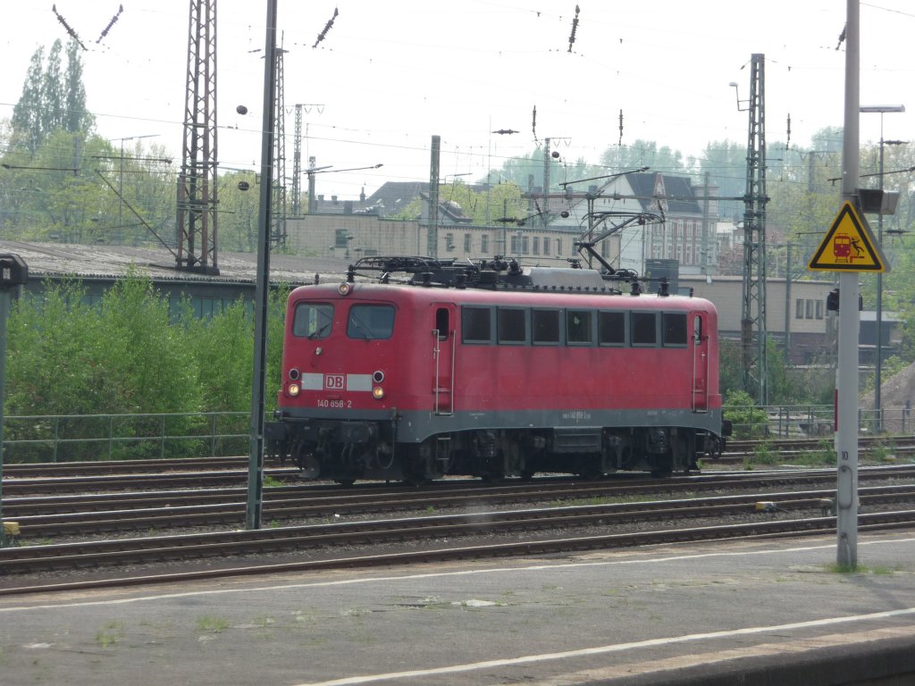 140 858 am 21.04.2011 im Bahnhof Wanne-Eickel