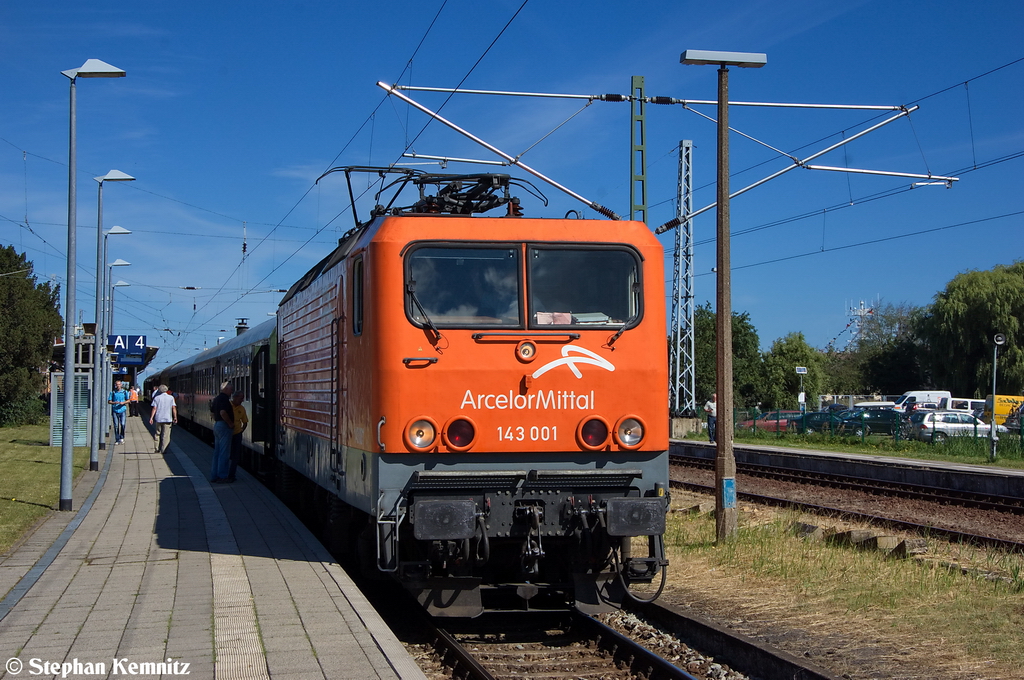 143 001 ArcelorMittal mit dem Sonderzug des Lausitzer Dampflok Club e.V zur Hanse Sail 2012 von Cottbus nach Warnemnde. Die Lok hatte gerade umgesetzt und wartet auf die Ausfahrt aus Warnemnde. 11.08.2012 