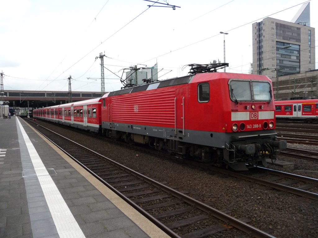 143 288 verl�sst am 03.05.2012 den D�sseldorfer Hauptbahnhof.
S6 -> K�ln-Nippes