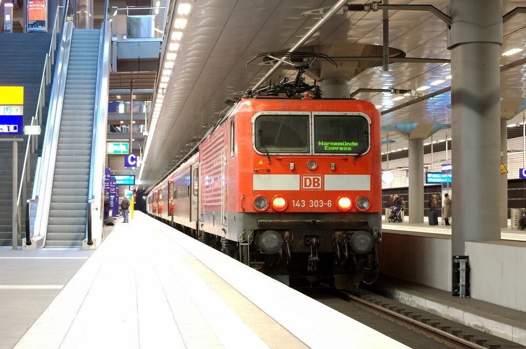 143 303-6 schiebt den Warnem�nde Express (RE 38590), aber dieses mal nur bis Rostock. Hier im Bahnhof Berlin Hbf (tief). 06.11.2010