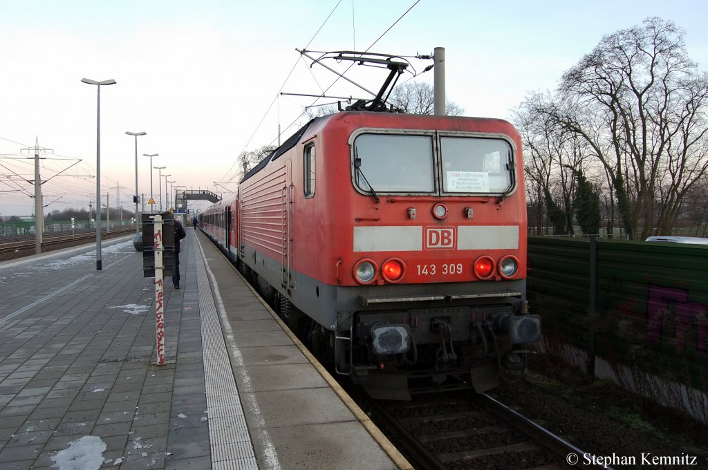 143 309 mit der RB13 S-Bahn Erg�nzung (RB 18782) nach Berlin Hbf(tief) in Wustermark. 10.01.2011 