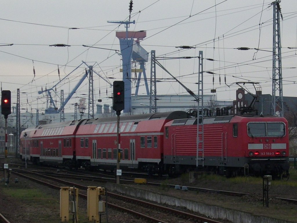 143 564 schob am 05.Dezember 2009 die Rostocker S-Bahn aus Warnem�nde nach Rostock Hbf.