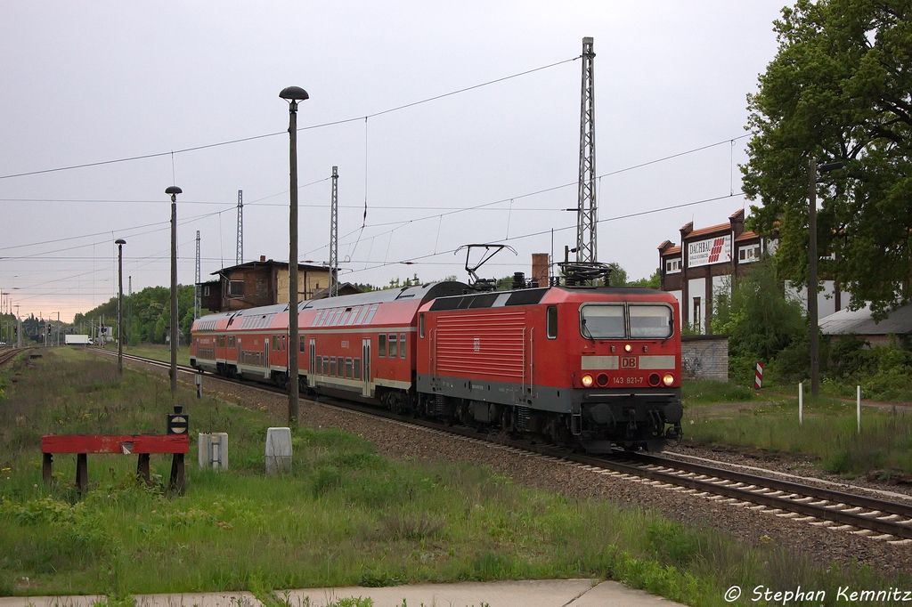 143 821-7 mit der RB14 (RB 18572) von Senftenberg nach Berlin-Sch�nefeld Flughafen, bei der Einfahrt in K�nigs Wusterhausen. 14.05.2013