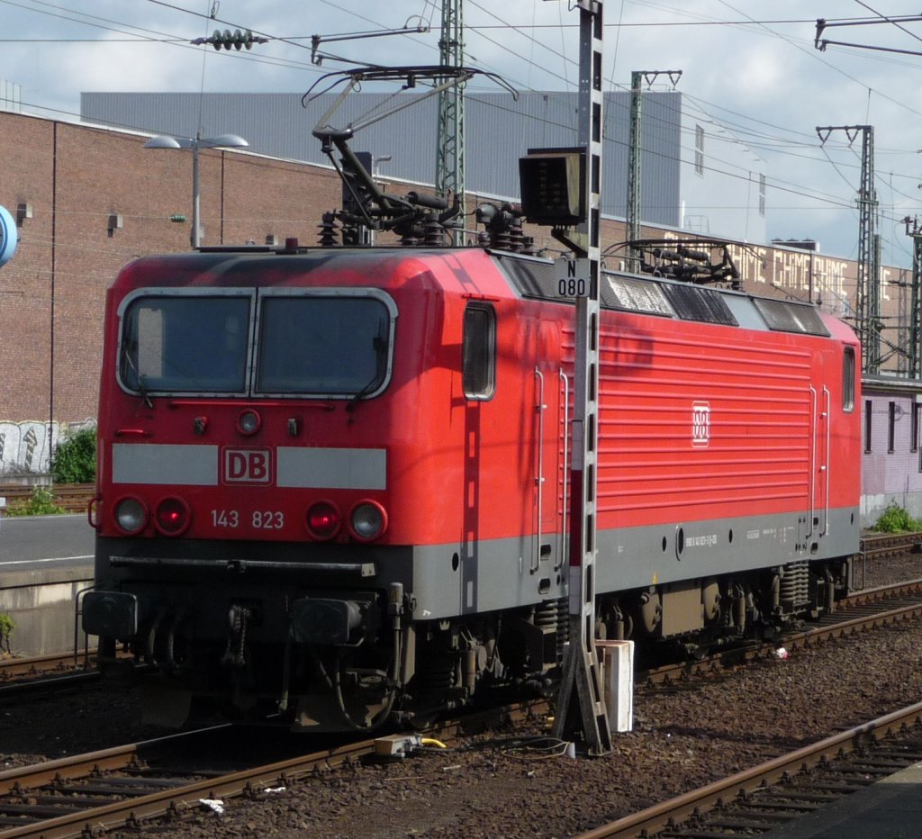 143 823 steht solo im D�sseldorfer Hauptbahnhof. 16.05.2009
