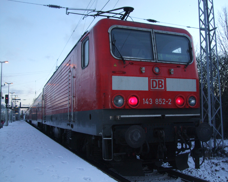 143 852-2 mit S1 von Warnemnde Richtung Rostock Hbf kurz vor der Ausfahrt im Bahnhof Rostock-Bramow.(13.12.10)