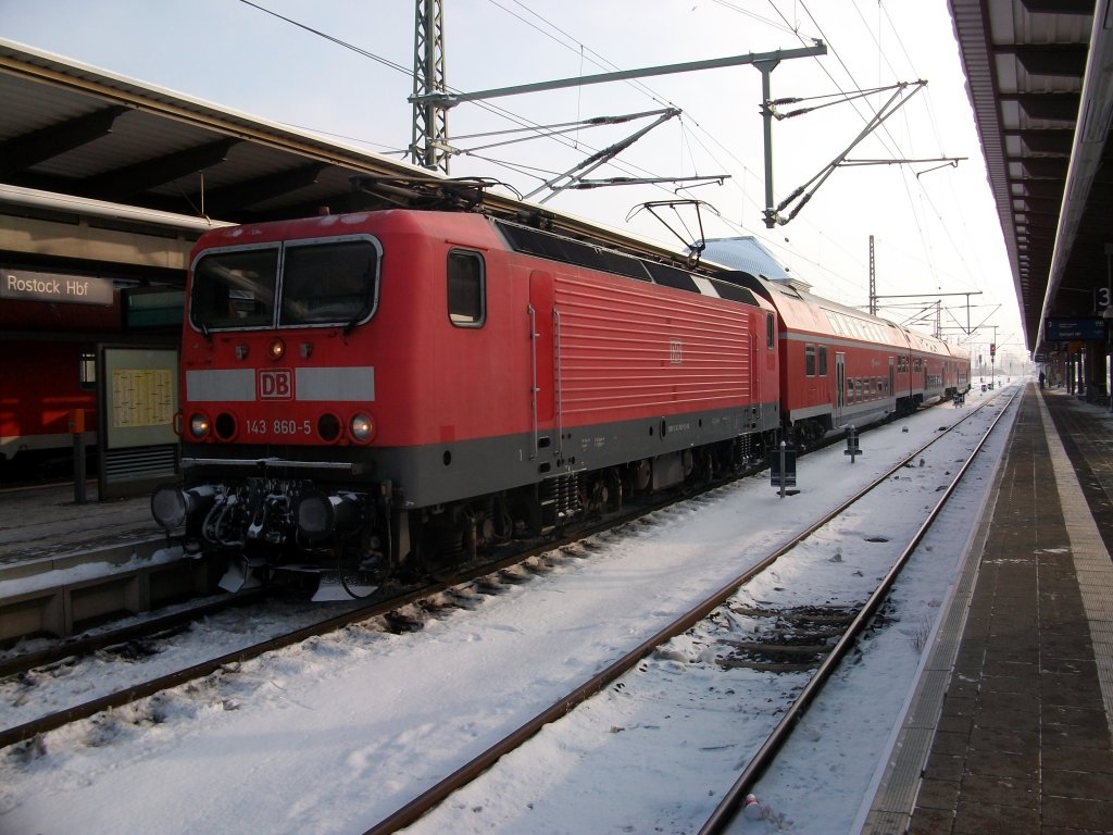 143 860 nach Warnem�nde am 04.Dezember 2010 im Rostocker Hbf.