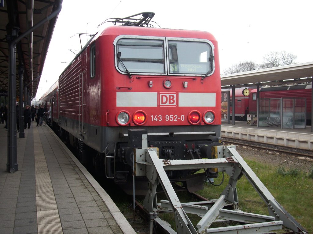 143 952 am 05.Dezember 2010 nach der Ankunft aus Rostock Hbf in Warnem�nde.