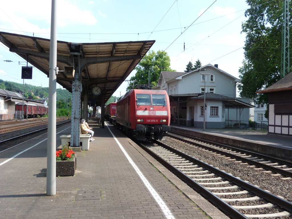 145 010 durchf�hrt am 05.06.2010 den Bahnhof Linz (Rhein) mit einem G�terzug.