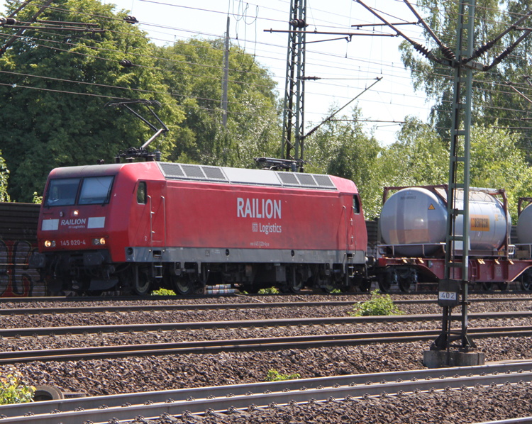 145 020-4 bei der Durchfahrt im Bahnhof Hamburg-Harburg.(04.06.2011)