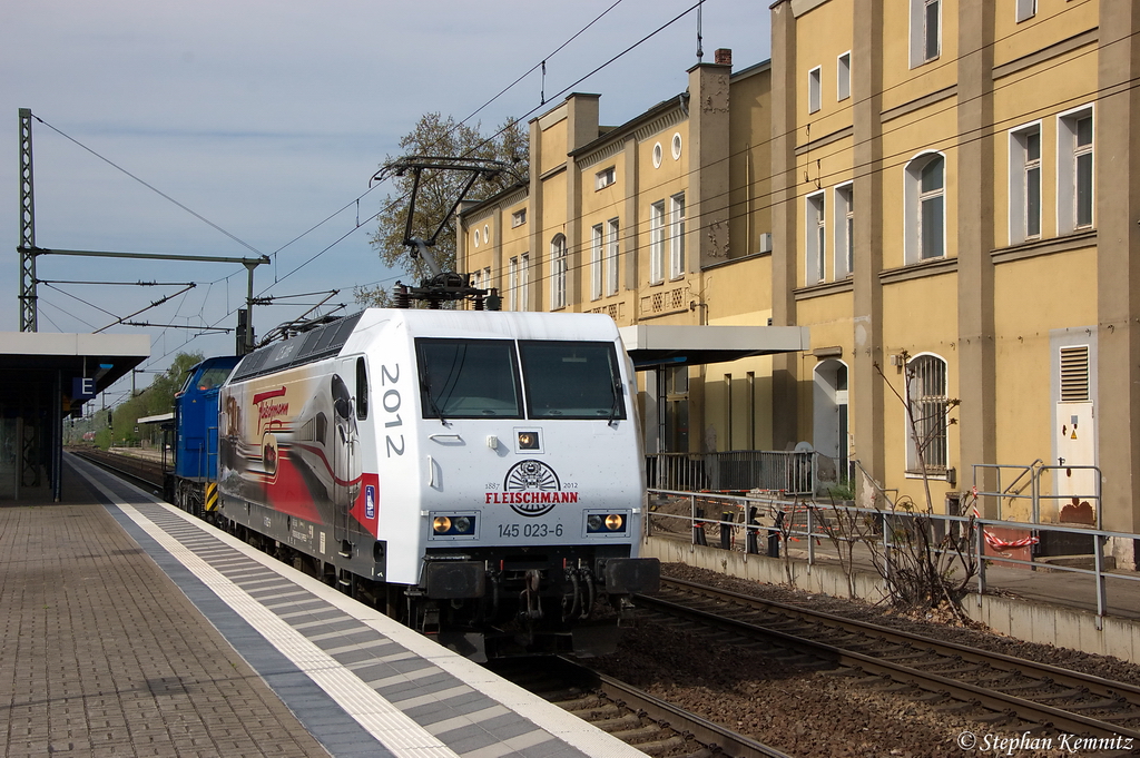 145 023-6  125 Jahre Fleischmann  PRESS (145 083-2) kommt mit der 204 022-2 PRESS (203 225-8) aus Magdeburg durch den Brandenburger Hbf gefahren. Die 204 022-2 wurde im Brandenburger Gbf von der 145 023-6 ab gekoppelt und fuhr als Lz nach Brandenburg-Altstadt um dort einen Leerzug f�r Schrott zu holen. Sp�ter w�rde die 145 023-6 im Gbf vor die 204 022-2 gekoppelt und fuhren dann zusammen mit dem Leerzug nach Gaschwitz. 30.04.2012
