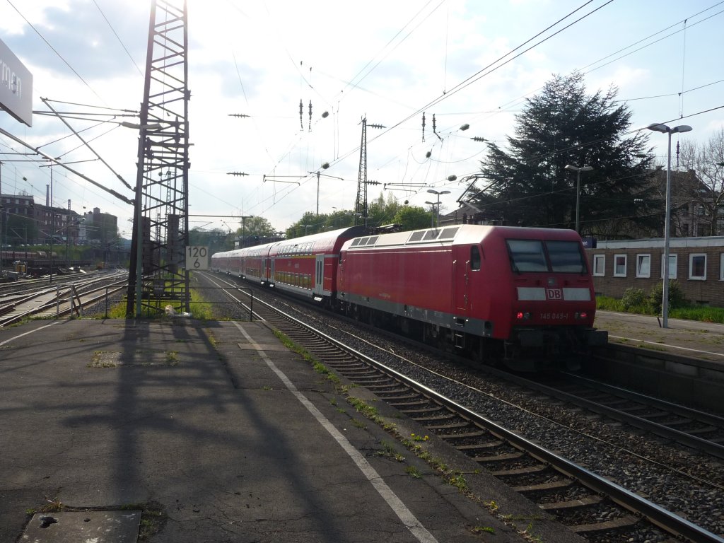 145 045 verl�sst am Zugschluss eines RE4 den Bahnhof Wuppertal-Oberbarmen. 15.04.2011
RE4 -> Aachen Hauptbahnhof