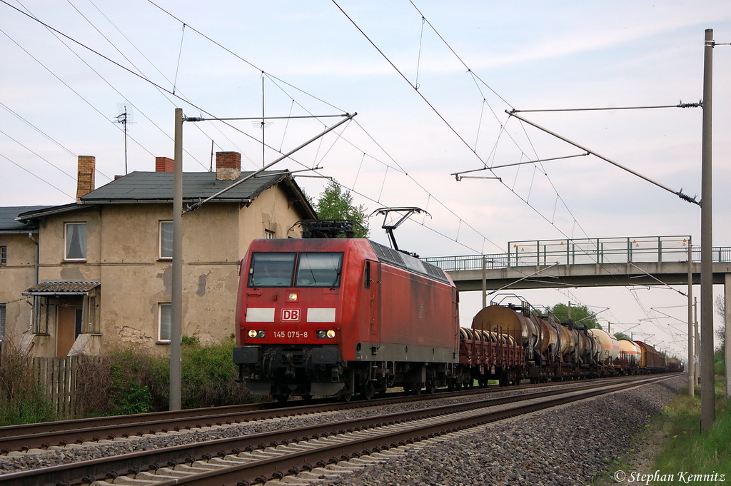 145 075-8 DB Schenker Rail Deutschland AG mit einem gemischtem G�terzug in Vietznitz, in Richtung Friesack weiter gefahren. Netten Gru� an den Lokf�hrer! 08.05.2012