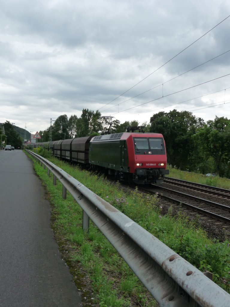 145 084 (91 80 6145 084-0 D-DISPO, vermutlich an die NIAG vermietet) am 08.08.2012 bei Leubsdorf am Rhein.