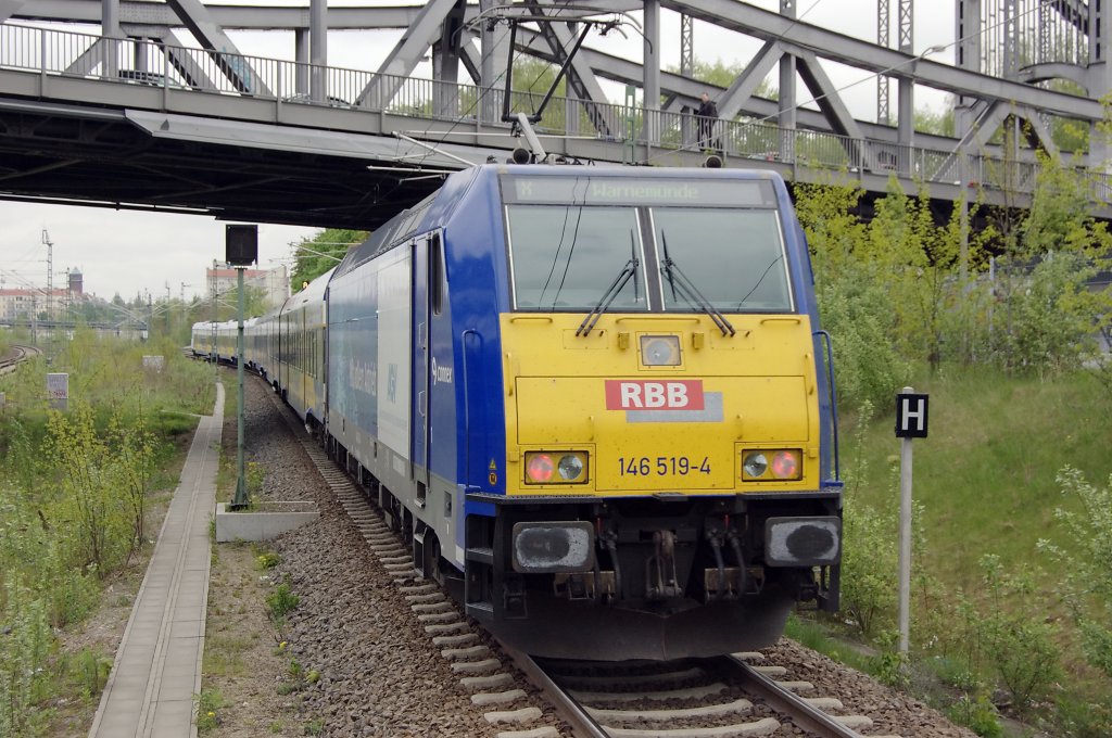 146 519-4 als X 80003 nach Warnem�nde in Berlin-Gesundbrunnen. 04.05.2010