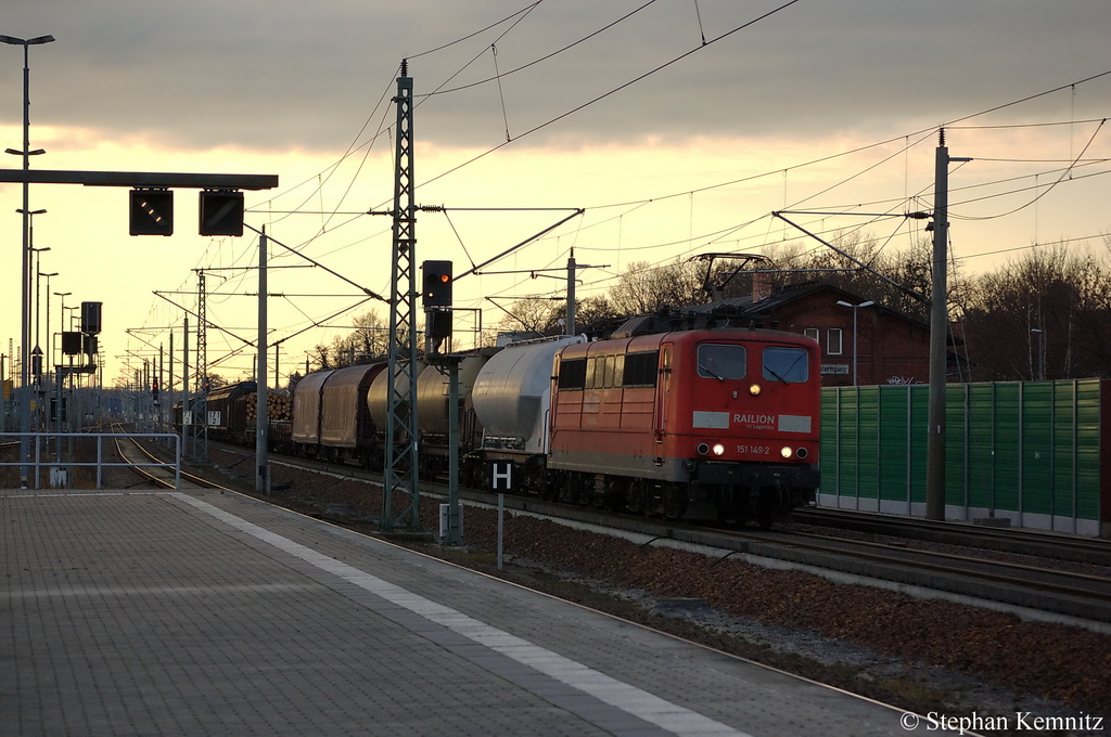 151 149-2 mit einem gemischtem G�terzug in Rathenow Richtung Wustermark unterwegs. 25.11.2011