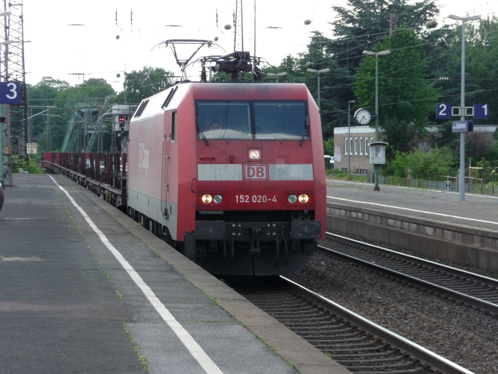 152 020 durchf�hrt am 30.06.2010 den Bahnhof Wuppertal-Oberbarmen.