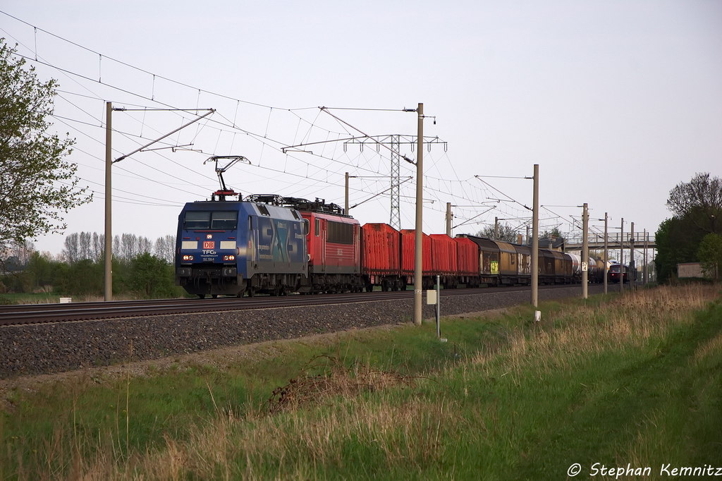 152 136-8  Albatros-Express  DB Schenker Rail Deutschland AG mit der Wagenlok 155 068-0 und einem gemischtem G�terzug in Vietznitz und fuhr in Richtung Friesack weiter. 05.05.2013 