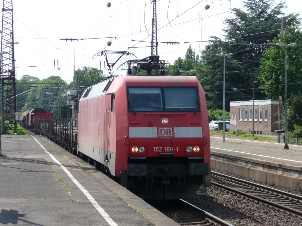 152 168 durchf�hrt am 30.06.2010 mit einem G�terzug den Bahnhof Wuppertal-Oberbarmen.