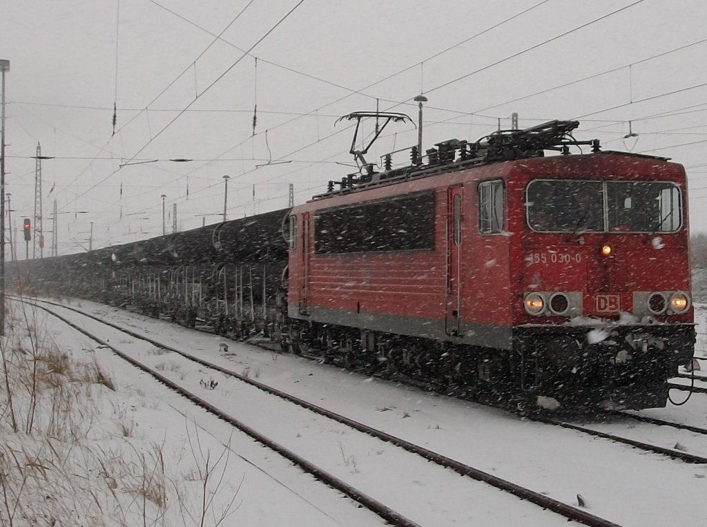 155 030 mit dem R�hrenzug M�hlheim-Mukran am 09.Dezember 2010 bei der Durchfahrt durch Bergen/R�gen �ber die G�tergleise.