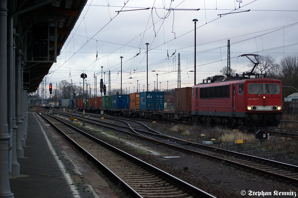 155 060-7 mit einem Containerzug in Stendal. Netten Gru� an den Tf! 20.01.2012