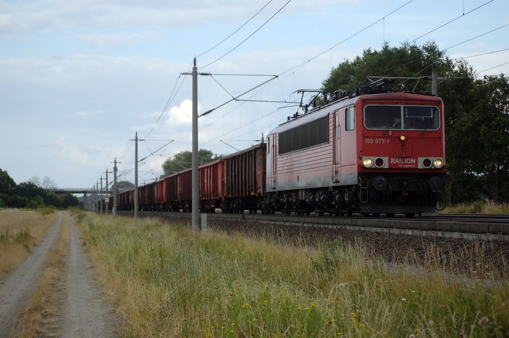 155 077-1 mit Waggons des Typ´s Eanos-x zwischen Gro�wudicke und Rathenow in Richtung Stendal. 26.07.2010