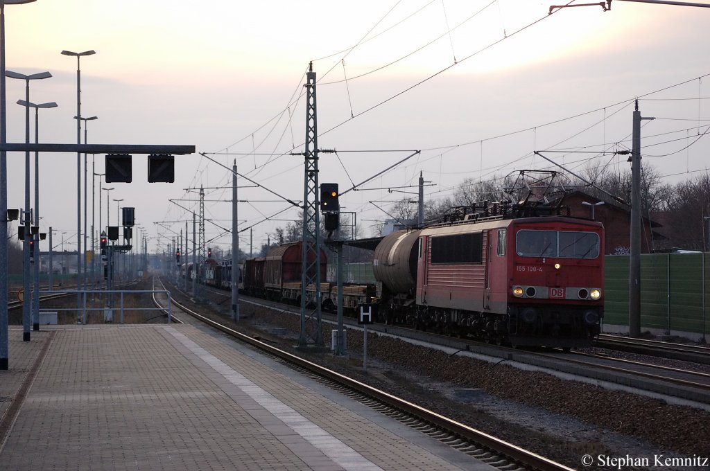 155 108-4 mit gemischten Gterzug in Rathenow in Richtung Wustermark unterwegs. 13.03.2011