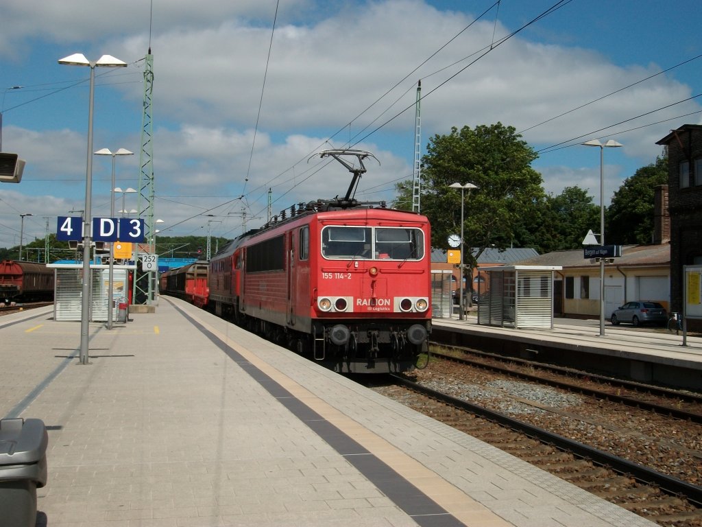 155 114 und eine 233 bei der Durchfahrt durch Bergen/R�gen.