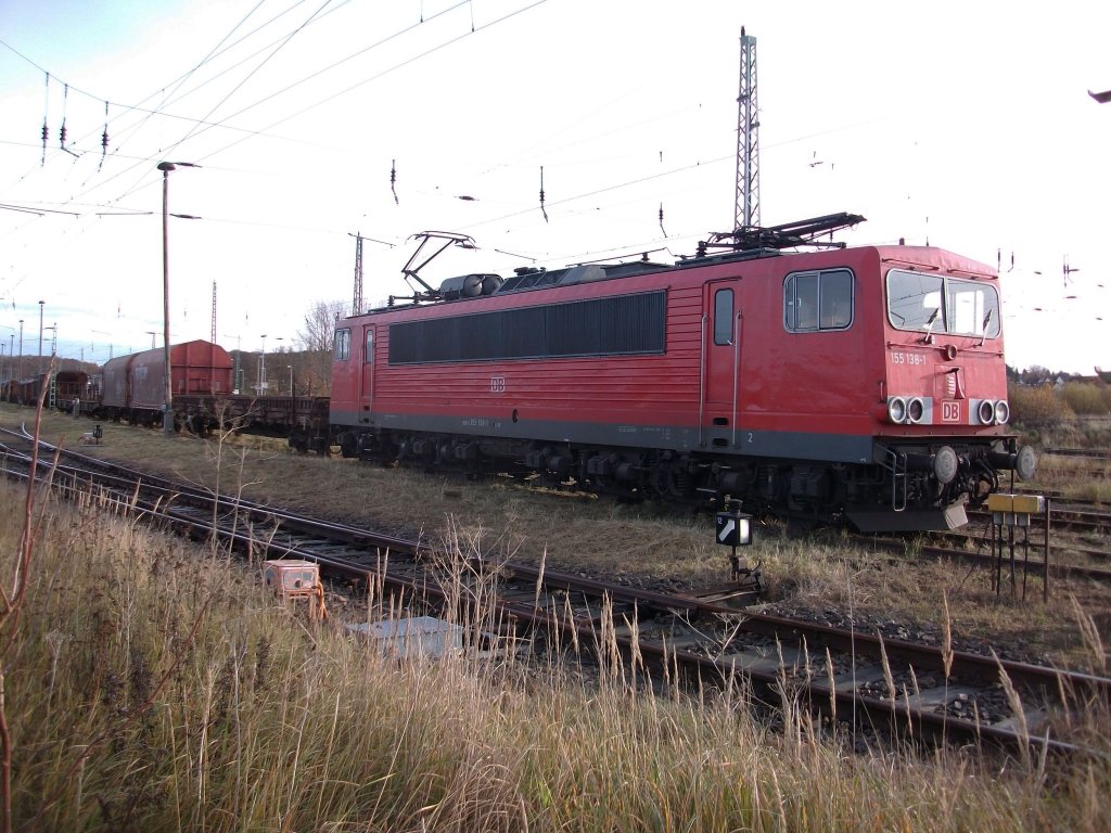 155 138 holte am 07.November 2010 in Bergen/R�gen Schadwagen ab die hier fast zwei Jahre abgestellt waren.