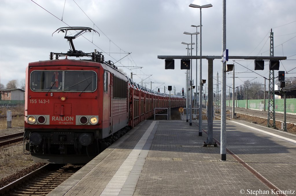 155 143-1 mit dem Toyota Autozug in Rathenow in Richtung Wustermark unterwegs. 11.02.2011