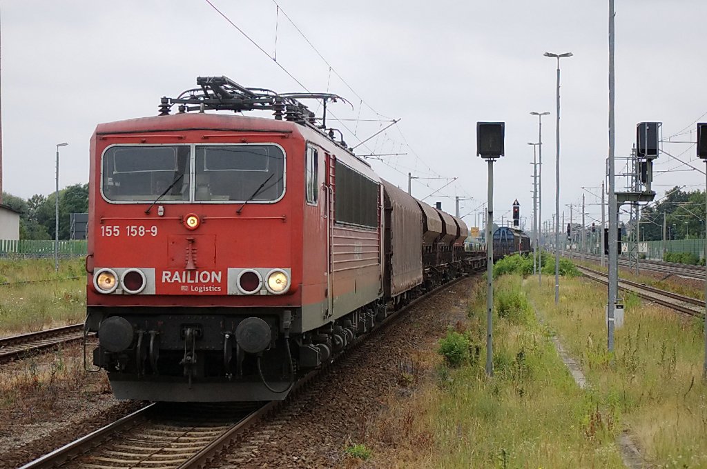 155 158-9 mit einem gemischten GZ und muss wegen einer ICE �berholung in Rathenow warten. 24.07.2010