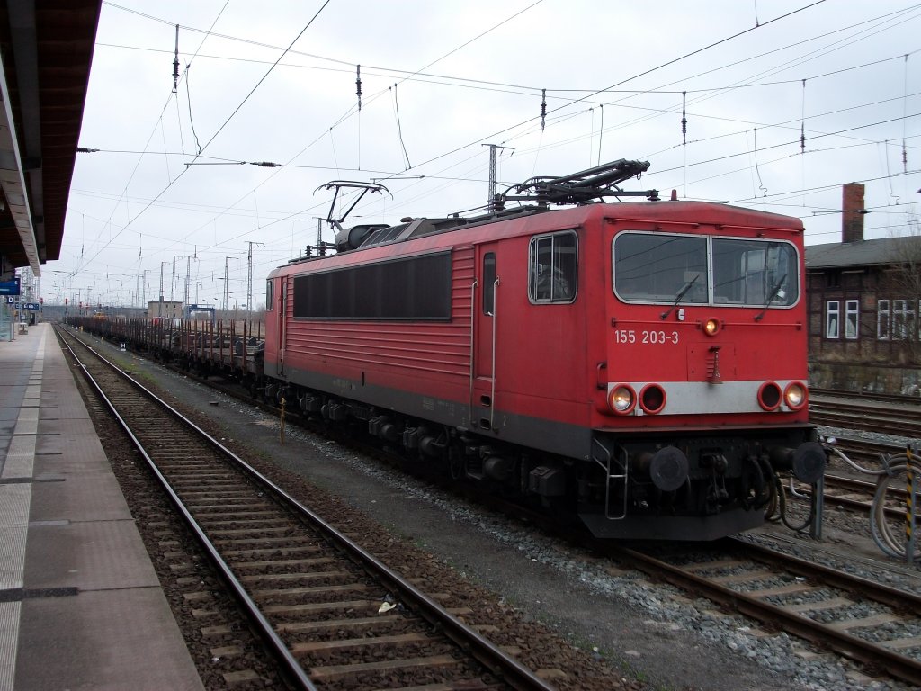 155 203 kam am 18.Januar 2011 von Mukran um weiter nach Mhlheim zufahren,da der Block bis Langendorf noch nicht frei war,mute 155 203 in Stralsund Hbf auf Ausfahrt warten.