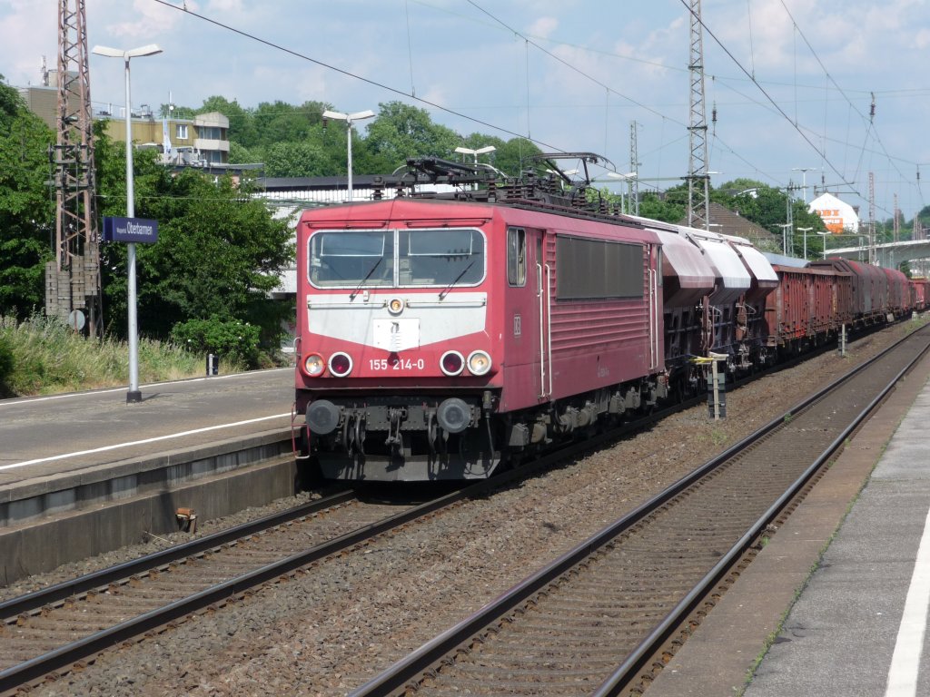 155 214, eine der letzten orientroten 155er, durchf�hrt am 30.06.2010 mit einem G�terzug den Bahnhof Wuppertal-Oberbarmen.
