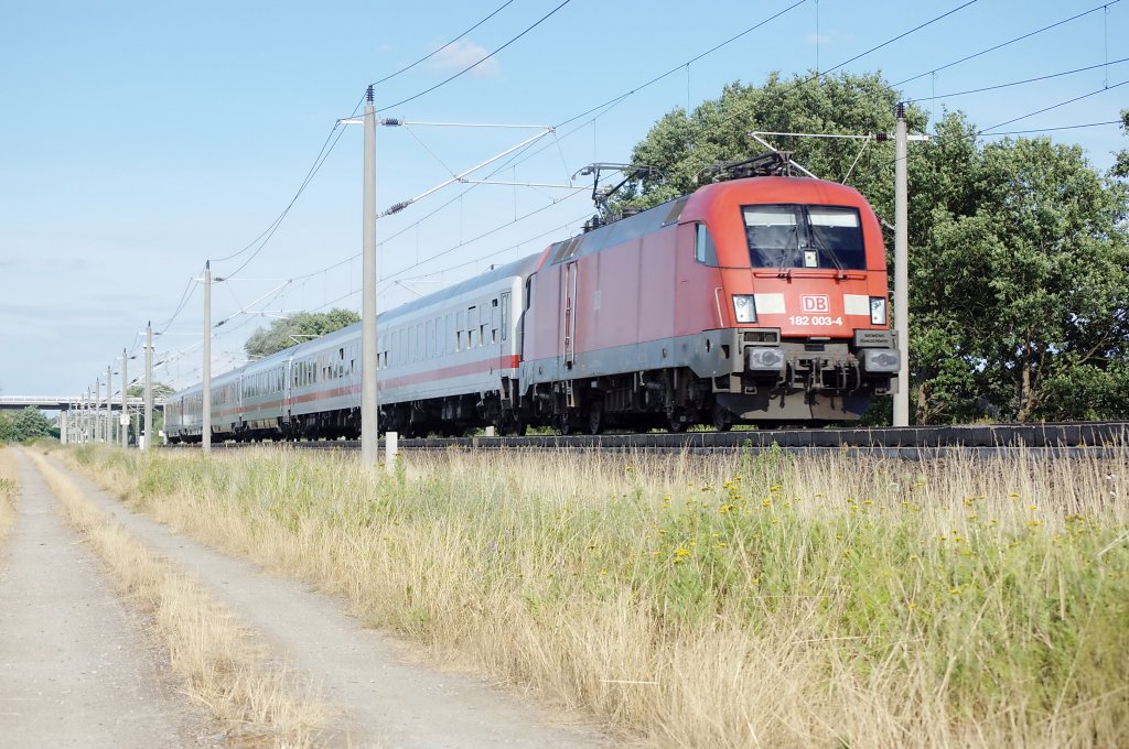 182 003-4 mit dem EC 340 nach Hamburg zwischen Gro�wudicke und Rathenow. Bestehend aus 4 IC-Waggons und 2 PKP-Waggons. 25.07.2010