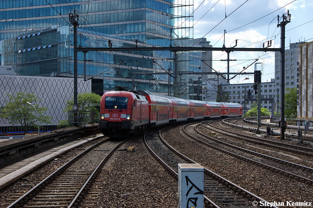 182 012-5 mit dem RE1 (RE 18181) von Berlin-Charlottenburg nach Frankfurt(Oder), bei der Einfahrt in den Bahnhof Berlin Zoologischer Garten am 14.08.2012. Ab den 09.12.2012 kann man den RE1 dann so bewundern. Die 182er wechseln von dem RE2 zum RE1 und es werden mit umgebaute f�nfer Dostos Garnituren gefahren.