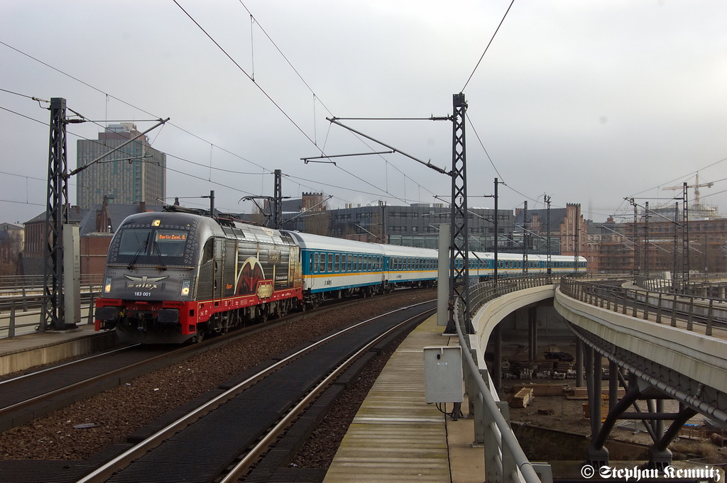 183 001-7 mit dem VX 81142 von Plauen(Vogtl) ob Bf nach Berlin Zoologischer Garten, bei der Einfahrt in den Berliner Hbf. Dieser lokbespannter alex-Zug f�hrt erst ab Zwickau nach Berlin Zoologischer Garten, davor f�hrt der Normale 642er Treibwagen. 22.12.2011 