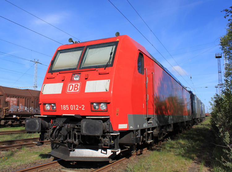 185 012-2+RBH 110(143 084-2)+RBH 101(143 874-6) warten in Hhe Haltepunkt Rostock-Dierkow auf den nchsten Einsatz.(01.05.2011)

