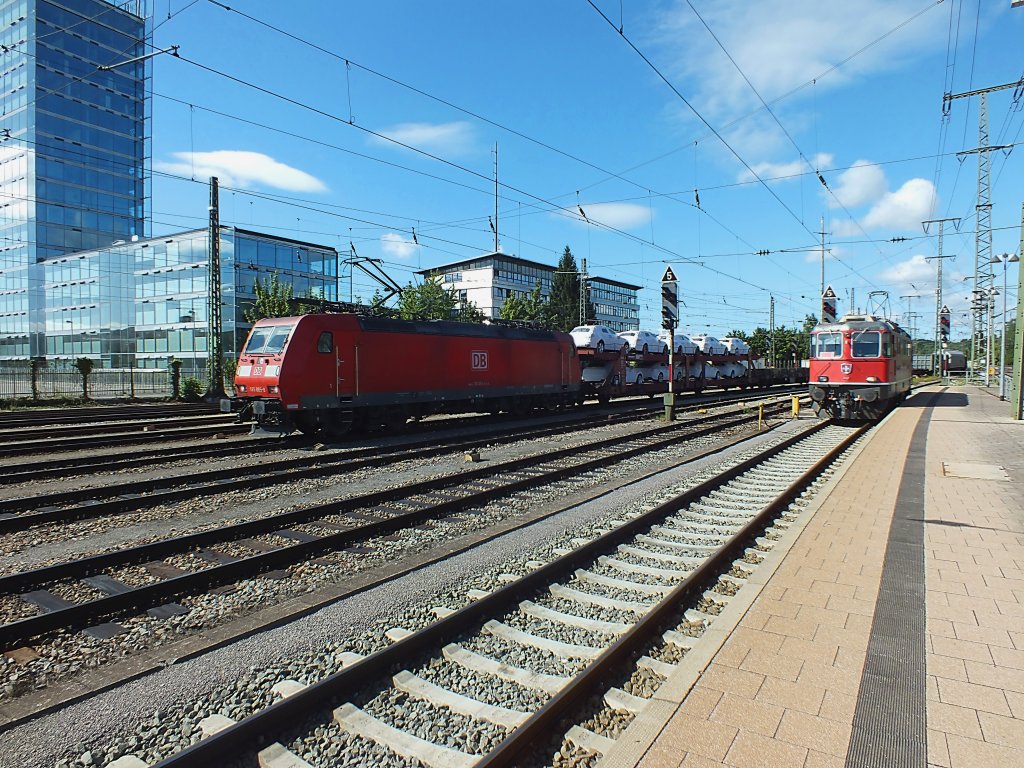 185 085 f�hrt am 31.7.13 mit einem G�terzug in Singen (Htw.) ein. Rechts Re4/4 11127 der SBB.