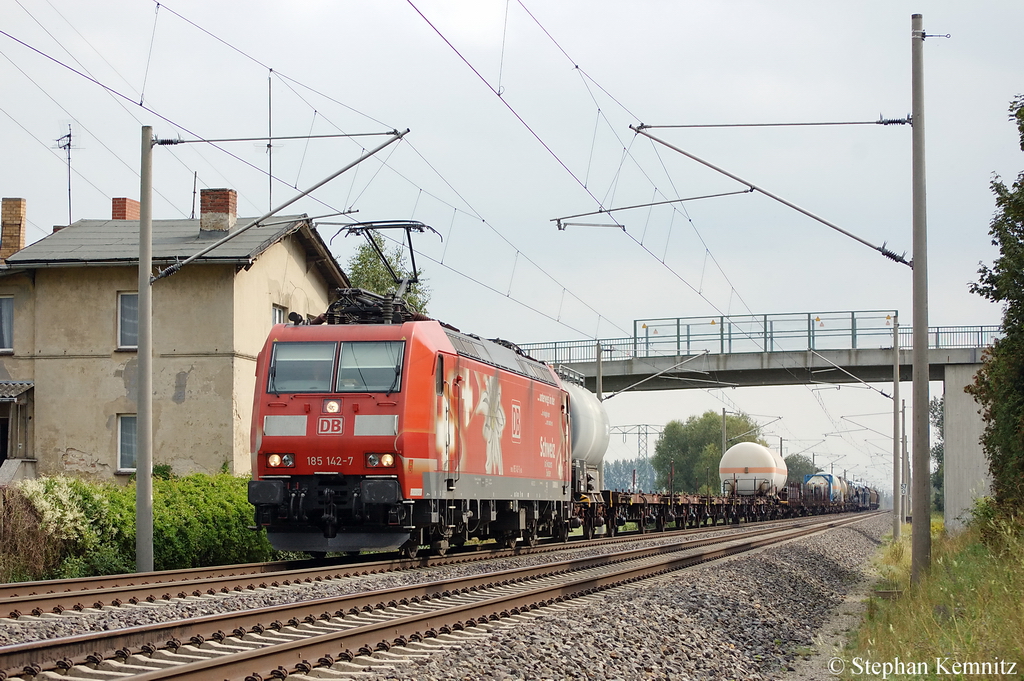 185 142-7 mit einem gemischtem G�terzug in Vietznitz Richtung Friesack(Mark) unterwegs. 17.09.2011