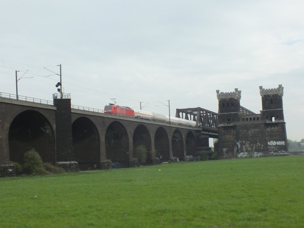 185 144 �berquert am 25.04.2013 die Rheinhausener Rheinbr�cke in Duisburg.