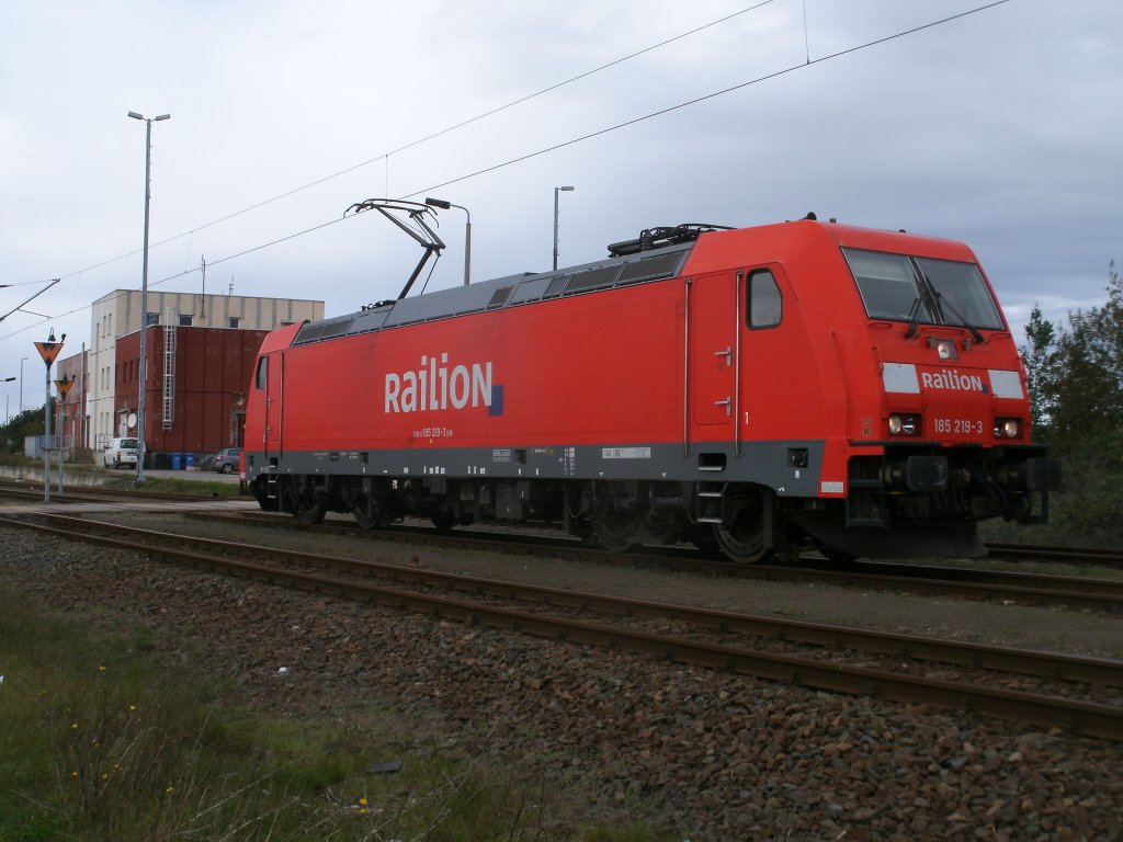 185 219 stand,am 08.Oktober 2011,in Mukran Startklar um den 45503 nach Seddin zubernehmen.