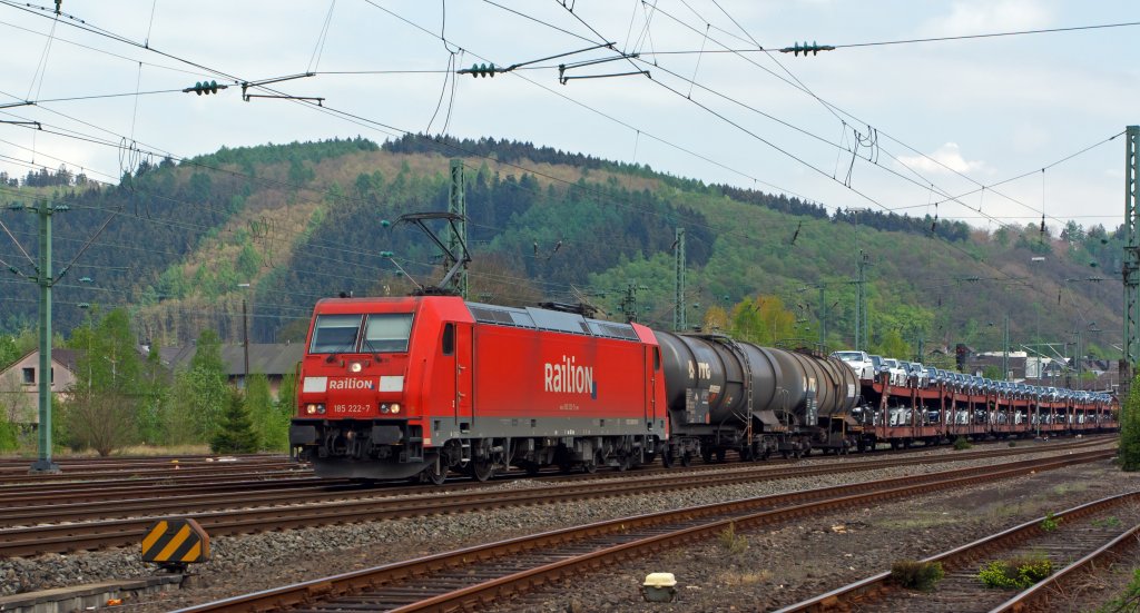 185 222-7 der DB Schenker Rail zieht einen gemischten Gterzug am 01.05.2012 durch Betzdorf/Sieg in Richtung Kln.