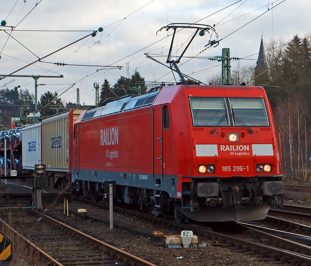 185 296-1 der DB Schenker Rail mit gem. Gterzug fhrt am 15.12.2012 durch den Bahnhof Betzdorf/Sieg in Richtung Kln. 
Die 185.2 ist eine Zweifrequenz-Lokomotive vom Typ Bombardier TRAXX F140 AC2, diese Lok wurde 2007 unter der Fabriknummer 34161 bei Bombardier in Kassel gebaut. 
Technische Daten:
Netzspannungen AC 15 kV/16.7 Hz, AC 25 kV/50Hz
Achsanordnung Bo’Bo’
Antriebssystem Tatzlagerantrieb
Radsatzlast 21 t
Anzahl der Fahrmotoren 4
Max. Leistung 5.600 kW (7.200 PS)
Max. Anfahrzugkraft 300 kN
Dienstmasse ca. 83 t
Lnge (ber Puffer) 18.900 mm
Hchstgeschwindigkeit  140 km/h