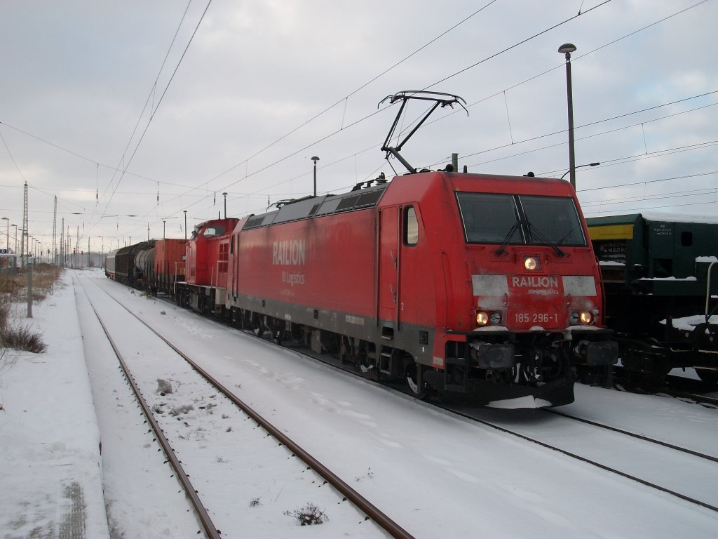 185 296 und 298 318 am 01.Dezember 2010 bespannten die �bergabe von Stralsund nach Mukran,beim Halt in Bergen/R�gen.