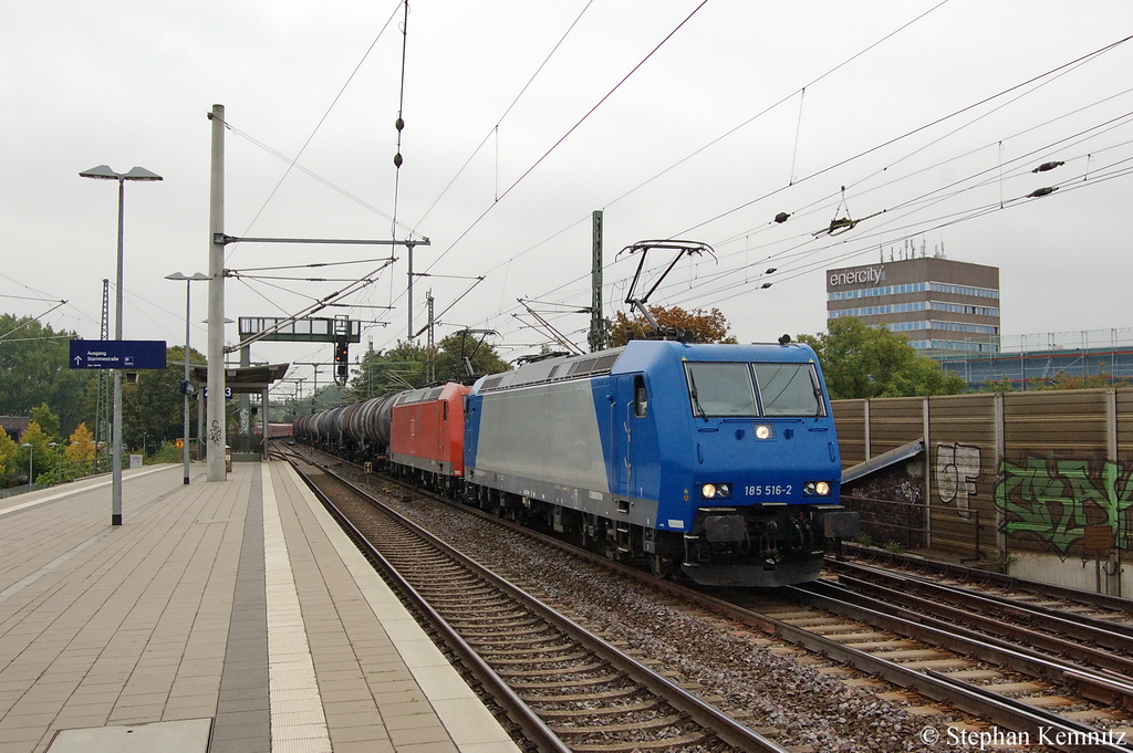 185 516-2 f�r DB Schenker & 185 066-8 mit einem Benzin Kesselzug am S-Bahn Haltepunkt Hannover-Linden/Fischerhof. 27.09.2011
