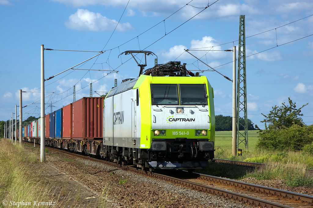 185 541-0 Captrain Deutschland GmbH f�r BCB - Bayerische CargoBahn GmbH mit einem Containerzug in Demker und fuhr in Richtung Magdeburg weiter. 09.06.2012